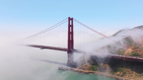 在美国加利福尼亚州旧金山湾的金门大桥上飘过的雾气中 有人拍了卡尔的无人机 在西海岸 远眺著名的红桥环绕着群山 游客地标 4K段 — 图库视频影像
