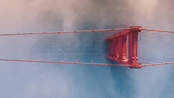 Drone Skott Upptagen Trafik Golden Gate Bridge Morgondimman San Francisco — Stockvideo