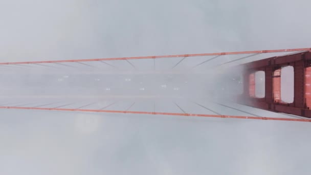 在美国加利福尼亚州旧金山的金门大桥上 汽车在浓雾中行驶的俯瞰景象 在恶劣天气下驾驶101号公路的汽车的俯瞰画面 著名旅游景点 4K镜头 — 图库视频影像