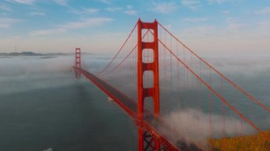 Pasifik Okyanusu, San Francisco, California, ABD üzerinde Golden Gate Köprüsü üzerinde uçan insansız hava aracı. Sabah bulutları 101 nolu yolda ilerliyor. Sis içindeki ünlü turistlerin inanılmaz manzarası, 4K görüntü. 