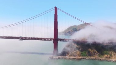 Yoğun trafiğin panoramik görüntüsü Golden Gate Köprüsü, San Francisco, Kaliforniya, ABD 'deki yoğun sisi kapsıyordu. Köprüde sürüklenen sisli bulutların manzaralı görüntüsü. Körfez bölgesinin sisli manzarası, 4k görüntü.