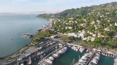 Sausalito limanının özel yat ve yelkenli tekneleri, San Francisco banliyösü, California, batı sahili, ABD. Yeşil dağların tepelerindeki çarpıcı küçük kasabanın insansız hava aracı görüntüleri.