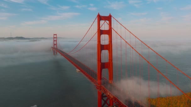 Drone Volando Sobre Golden Gate Bridge Sobre Océano Pacífico San — Vídeo de stock