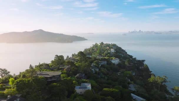 位于美国加利福尼亚州旧金山湾区的贝尔韦代尔镇的空中景观 上午有豪华别墅 太平洋边的安杰尔岛洗浴图片 从远处看旧金山市 — 图库视频影像