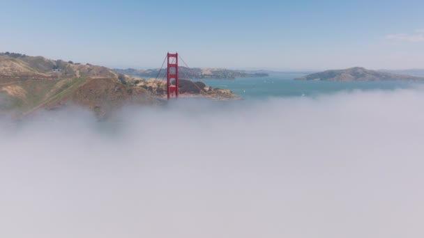 美国加利福尼亚州 晨雾中的金门大桥和旧金山湾全景拍摄 太平洋上的桥上交通繁忙 风景如画的山地景观的空中景观 4K段 — 图库视频影像