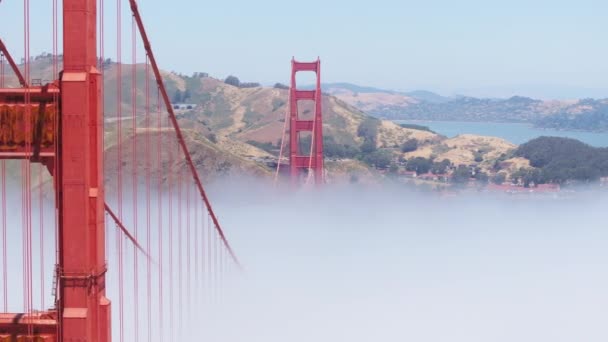 Golden Gate Köprüsü Nün Yakın Planında Sabahleyin Sis Karl Kapsıyor — Stok video