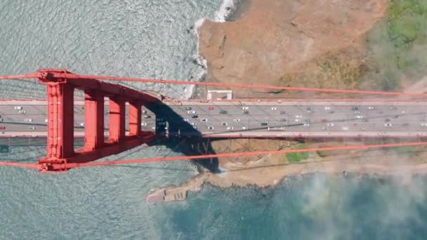 Вид Сверху Автомобили Проезжающие Мосту Голден Гейт Через Тихий Океан — стоковое видео
