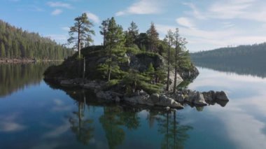 Sierra Nevada dağlarındaki Tahoe Gölü 'ndeki Emerald Bay' deki kayalık ada. Mavi berrak su hala yüzeyde ve kışın gökyüzü masmavi. California 'nın güzel doğasının sinematik hava aracı videosu.