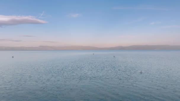 Naturens Bakgrunnshimmelen Reflekterer Vann Serene Fredelig Bakgrunn Trebåt Hus Speilsjøen – stockvideo