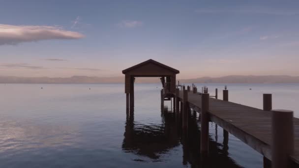 Fly Som Flyr Gjennom Taket Blå Tahoe Innsjøen Med Fjell – stockvideo