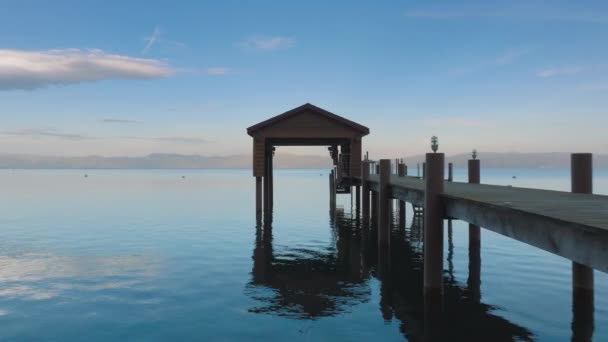 황혼에 하우스의 고요한 평화로운 수평선에 Tahoe 호수의 덮개를 — 비디오