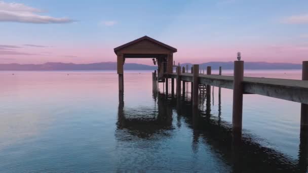 Cinematic View Calm Tahoe Lake Rippling Waters Reflecting Pastel Pink — Stock Video
