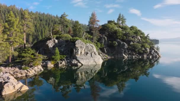 Scenic Antenni Kivinen Saari Keskellä Järven Luonnonmaisema Tahoe Järvi Peili — kuvapankkivideo