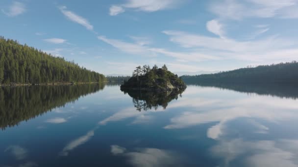 太和湖与翡翠湾岛的美丽自然 泰浩湖的自然景观 镜面如镜 水面如镜 云光彩夺目 4K湖中央岩石岛的景观天线 — 图库视频影像