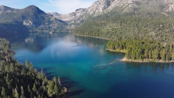 Jezioro Górskie Tahoe Turkusową Wodą Zielonymi Drzewami Odbicie Niebieskiego Nieba — Wideo stockowe