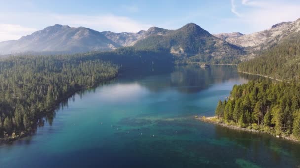 Kék Tükröződés Vízben Gyönyörű Tavaszi Táj Sziklás Hegyek Lucfenyőerdő Drone — Stock videók