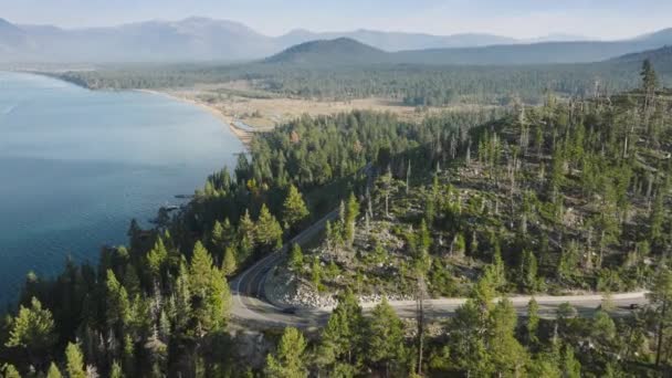 Mountain Forest Lake Tahoe Maisema Auton Ajo Metsän Kukkulalla Ilmakuva — kuvapankkivideo
