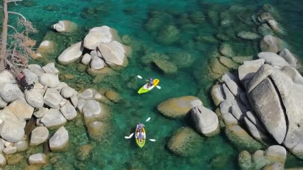 Luftaufnahme Mit Kajaks Die Auf Große Felsen Ufer Des Tahoe — Stockvideo