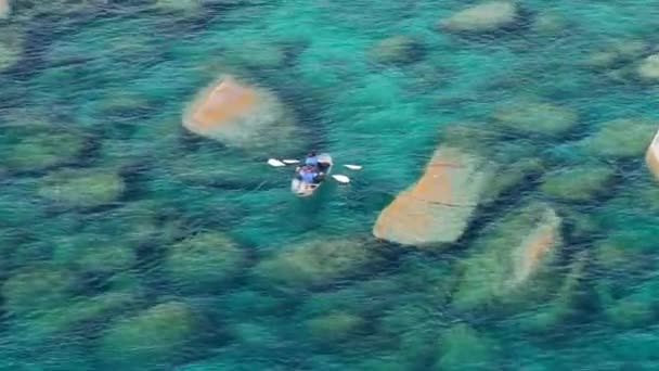 Dağ Gölünün Havadan Görünüşü Şeffaf Deniz Suyunda Görünen Büyük Kayalar — Stok video