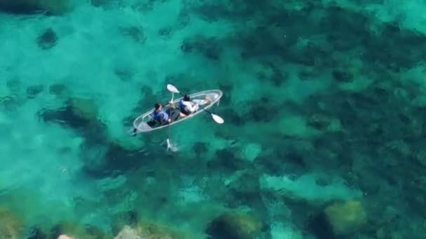 夏天的旅行去任何地方 户外运动 游览风景秀丽的蓝色塔荷湖时 愉快的游客乘坐清澈的皮划艇划船 高山湖泊的空中景观 蓝水清澈秀丽 — 图库视频影像