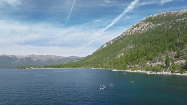 Kayaks Tahoe Tónál Észak Kaliforniában Turisták Csoportja Kajakozik Gyönyörű Sziklás — Stock videók