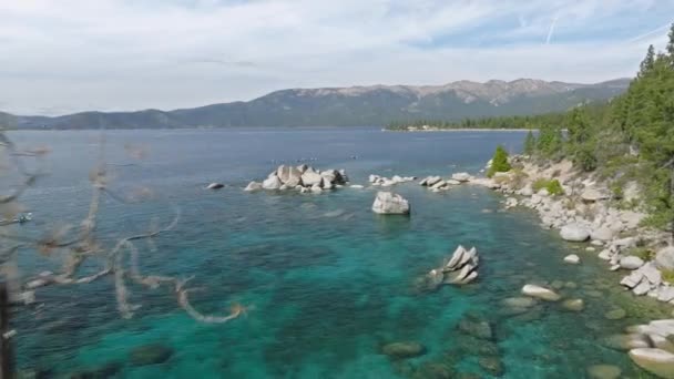 Grupa Turystów Spływa Kajakiem Wzdłuż Pięknego Skalistego Brzegu Zieloną Jodłą — Wideo stockowe