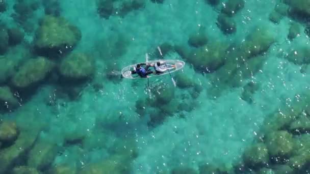Вид Воздуха Пара Каяков Вместе Нетронутой Голубой Лагуне Озере Тахо — стоковое видео
