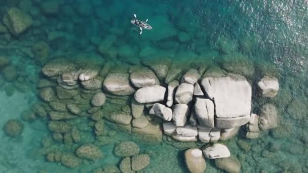Drone View Turister Helgen Äventyr Paddling Klar Kajak Vattensport Aktivitet — Stockvideo