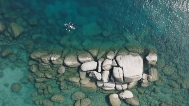 Sonnenlicht Das Transparentes Wasser Die Felsige Insel Bricht Paar Beim — Stockvideo
