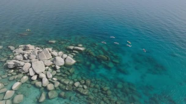 Zdjęcie Lotnicze Jasnych Kajaków Pływających Krystalicznie Czystej Wodzie Dużym Okrągłym — Wideo stockowe