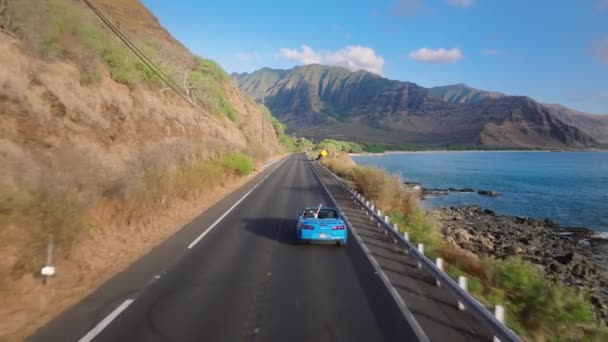 Onnellinen Nuoripari Matkalla Havaijilla Kesäloma Seikkailu Matkailu Ilmakuva Sininen Avoauto — kuvapankkivideo
