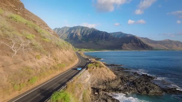 Carro Conversível Azul Dirigindo Estrada Cênica Pela Costa Oeste Ilha — Vídeo de Stock