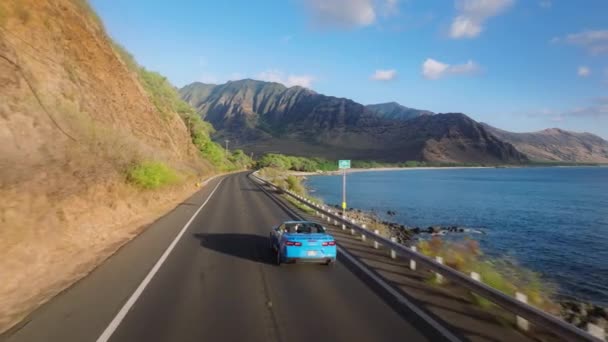 Ilmakuva Urheiluauto Turisti Automatka Kesäseikkailu Kaunis Luonto Havaijin Trooppinen Saari — kuvapankkivideo