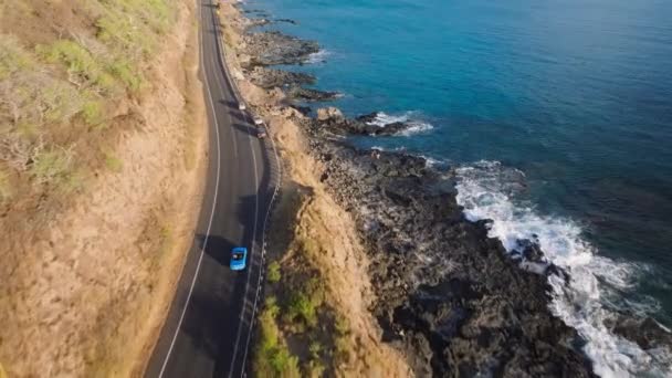 Letecký Pohled Elektrické Kabriolet Auto Jízdy Pobřežní Silnici Luxusní Moderní — Stock video