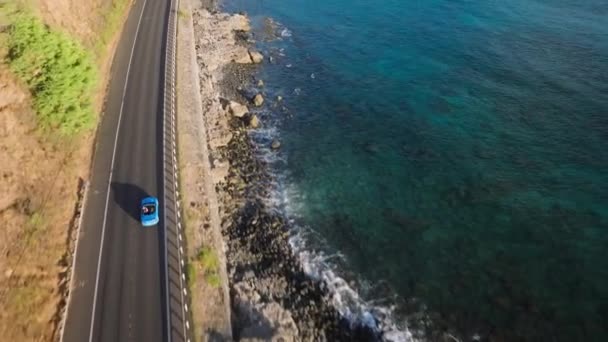 Moderne Luxussportwagen Fahren Schnell Der Felsigen Küste Des Ozeans Entlang — Stockvideo