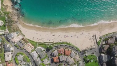 Pasifik Okyanusu kıyısında özel villaları, Laguna plajı, Orange County, Kaliforniya, ABD. Tatil sırasında plajda dinlenen insanların hava görüntüsü. Okyanus manzaralı lüks evler, 4K görüntü.