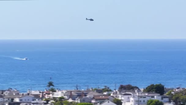 俯瞰私人直升机飞越美国加州纽波特海滩巴尔博亚岛 西海岸的景象 位于巴尔博亚半岛的豪华游艇和别墅的头顶拍摄 旅行概念 4K段 — 图库视频影像