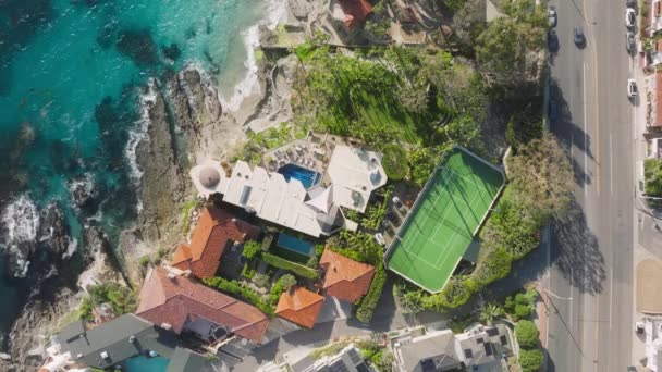 Okyanustaki Kayalıklardaki Özel Villaların Üst Görüntüsü Laguna Plajı Orange County — Stok video