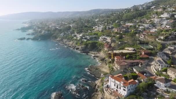 Drone Flying Luxury Houses Hotels Rocks Laguna Beach Orange County — Stock Video