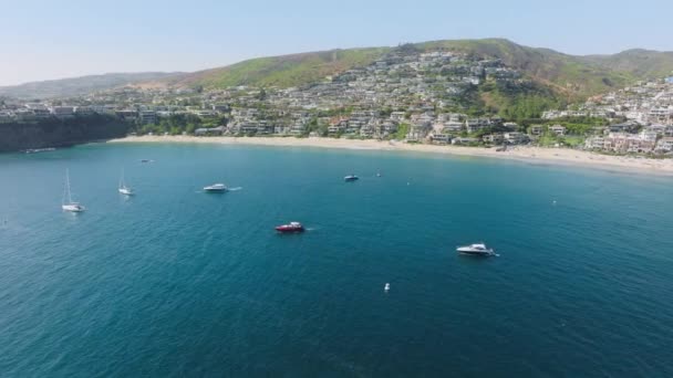 Drone Πλάνο Του Γραφικού Emerald Κόλπο Πολυτελή Γιοτ Laguna Παραλία — Αρχείο Βίντεο