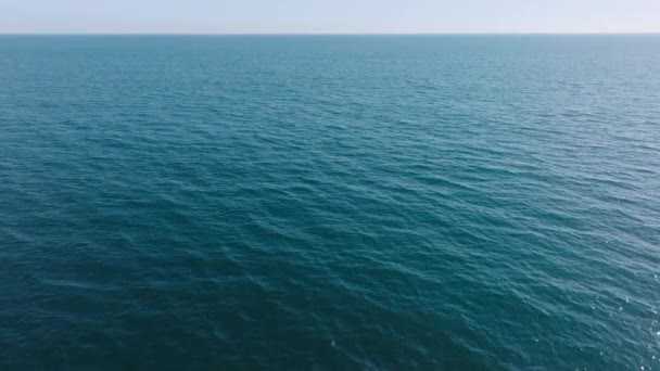 Dron Lecący Nad Spokojnym Oceanem Spokojnym Słoneczny Dzień Laguna Beach — Wideo stockowe