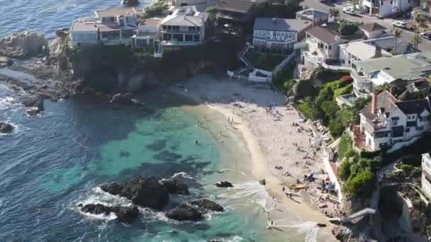 Overhead Shot People Relaxing Small Beach Sunny Day Laguna Beach — Stock Video