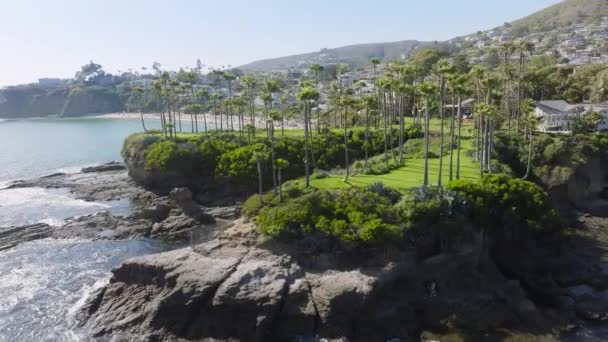 Scenic Shot Picturesque Laguna Beach Green Area Rocks Ocean Orange — Stock Video