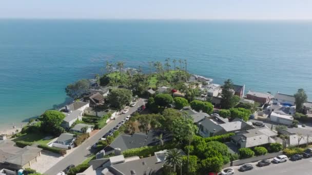 Drone Lentää Yli Ylellisyyttä Asuinrakennusten Laguna Beach Orange County Kalifornia — kuvapankkivideo