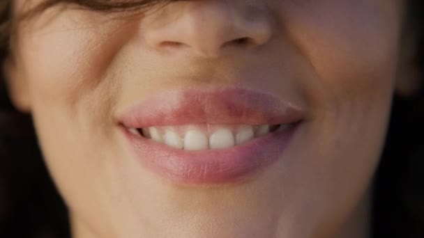 性感女人咬和舔性感嘴唇的结合体 关起来的年轻女人面对着咬人的丰满嘴唇 迷人的女性嘴唇和嘴的特写 不同类别的面部健康皮肤近视背景4K — 图库视频影像