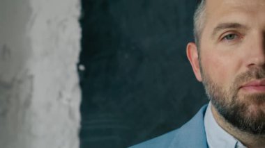 Profesyonel erkek gözlerini açık bir gülümsemeyle açar. Fotokopi arka planında poz veren pozitif sakallı girişimci yakın plan fotoğrafı. Gülümseyen Amerikalı iş adamının yarım portresi kameraya bakıyor.