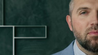 Farklı yaşlarda gülümseyen bir grup insan gözlerini açar ve doğrudan kameraya bakar. Farklı model yüzleri olan modern bulanık kopya arkaplanı. Çeşitlilik konsepti kolajı, yüzlerin yarısı yakın.