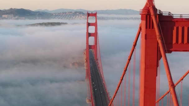Indrukwekkende Antenne Van Filmische Golden Gate Brug Bij Zonsopgang Licht — Stockvideo
