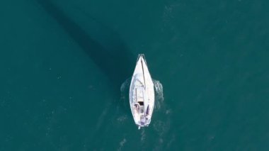 Pasifik Okyanusu, Santa Barbara, Kaliforniya, ABD 'de yüzen yelkenlinin en iyi görüntüsü. Marinada yelken açan yatların kuş bakışı görüntüsü. Mavi denizin derin sularını çevreleyen küçük bir tekne. Seyahat konsepti, 4k görüntü