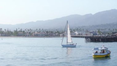 Santa Barbara, California, ABD. ECTOBER 06, 2023: Stearns Wharf, Santa Barbara, Kaliforniya, ABD 'de yelkenli ve yatlar. Şehrin ufuk çizgisi olan Pasifik kıyısının manzarası. Gündüzleri okyanus manzarası 